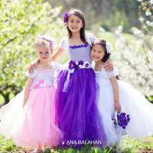 Load image into Gallery viewer, Three girls in extraordinary Ana Balahan tutu dresses
